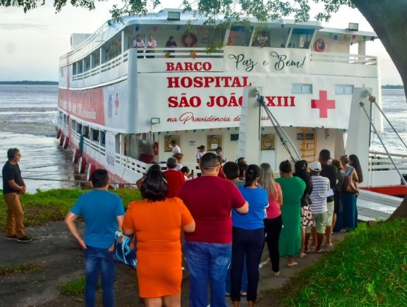 Festival de Parintins 2025: Barco Hospital São João XXIII iniciou atendimentos nesta quarta-feira