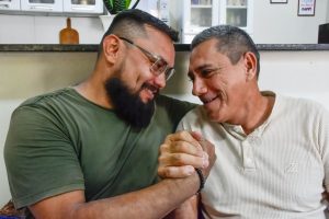 Transplante de rim realizado no Delphina Aziz fortalece laços entre pai e filho no Amazonas