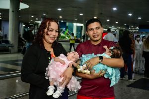 Gêmeas siamesas que nasceram no Amazonas e passaram por cirurgia de separação em Goiás retornam ao estado