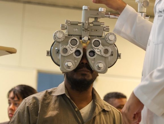 Pacientes comemoram mutirão de consultas oftalmológicas no Amazonas