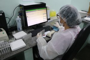Balanço 2025: Laboratório de Análises Clínicas da FCecon realiza mais de 794 mil exames
