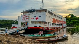 Barco Hospital São João XXIII presta atendimento de saúde em Itapiranga