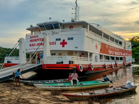 Barco Hospital São João XXIII presta atendimento de saúde em Itapiranga