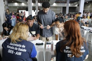 Vice-governador Tadeu de Souza acompanha entrega de óculos e destaca marca de mais de 5,8 mil pessoas beneficiadas