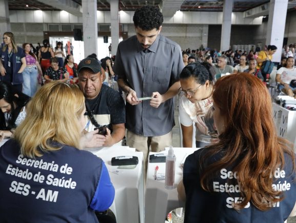 Vice-governador Tadeu de Souza acompanha entrega de óculos e destaca marca de mais de 5,8 mil pessoas beneficiadas