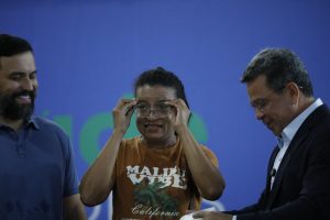 ‘Agora vou enxergar muito melhor’, declara beneficiada com óculos de grau entregue pelo Governo do Amazonas