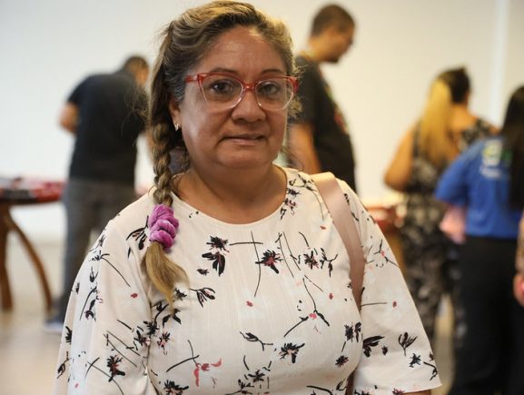 ‘Estou realizada, eu não estava conseguindo comprar porque eu não estava trabalhando’, afirma beneficiada com entrega gratuita de óculos de grau pelo Governo do Amazonas