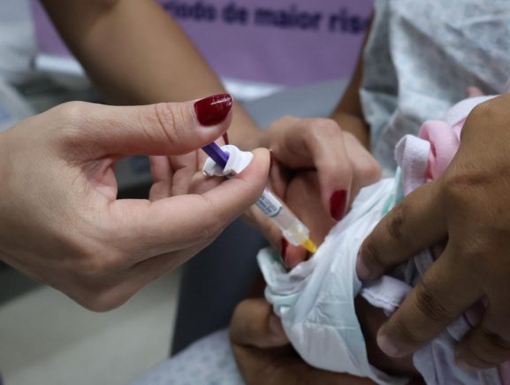 Maternidades estaduais de Manaus iniciam aplicação de anticorpo de dose única contra víru…