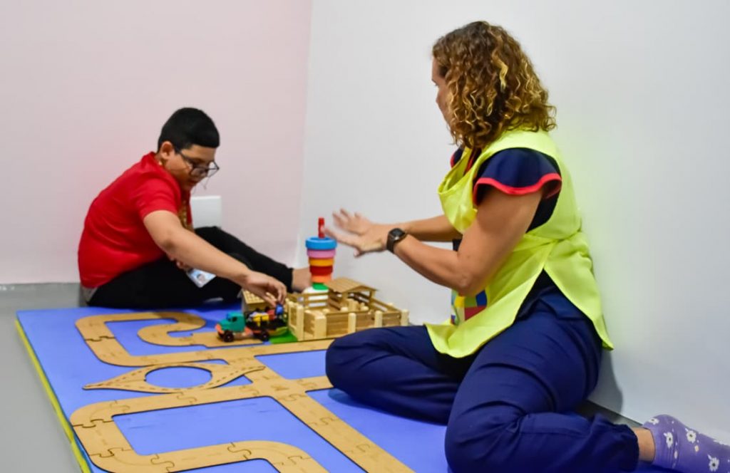 Abril Azul Rede TEA amplia atencao especializada ao autista e ja soma mais de 72 mil atendimentos F