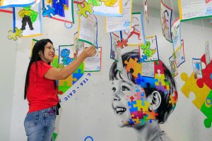 Abril Azul: exposição de arte reúne obras produzidas por crianças autistas atendidas nos …