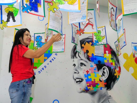 Abril Azul: exposição de arte reúne obras produzidas por crianças autistas atendidas nos …