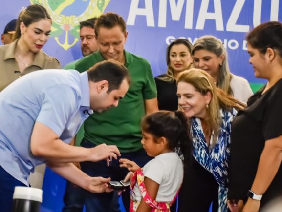 Governador interino Roberto Cidade acompanha entrega de 1,2 mil óculos e avança com mutir…