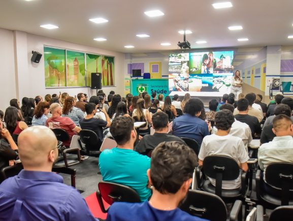 Amazonas destaca avanços na organização do SUS durante abertura do 2º Simpósio de Neurotr…