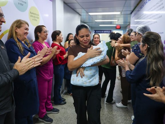 Trigêmeos que nasceram na Maternidade Ana Braga recebem alta