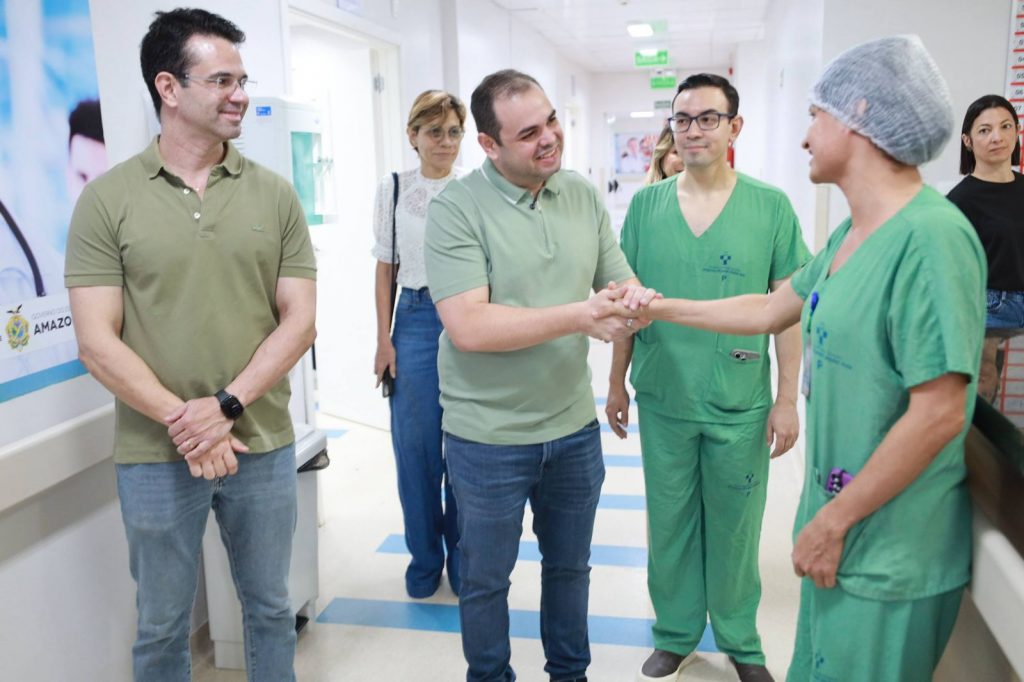 Governador Roberto Cidade acompanha inicio do 100o implante coclear realizado pelo Governo do Amazo