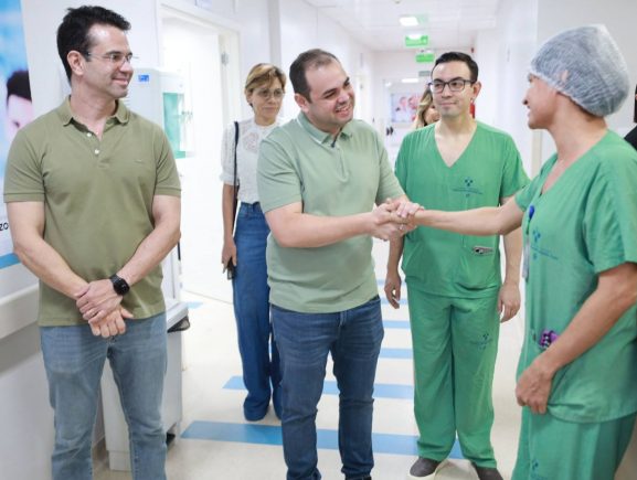 Governador Roberto Cidade acompanha início do 100º implante coclear realizado pelo Govern…