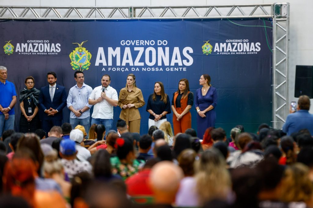 Governador Roberto Cidade entrega oculos de grau Foto Alex Pazuello Secom 2