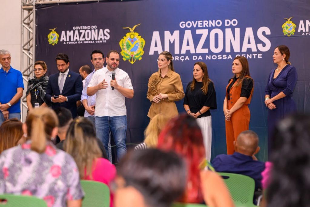 Governador Roberto Cidade entrega oculos de grau Foto Alex Pazuello Secom 4